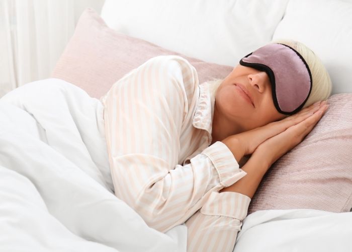 Femme qui retrouve un sommeil paisible grâce à l'équilibre hormonal à la ménopause