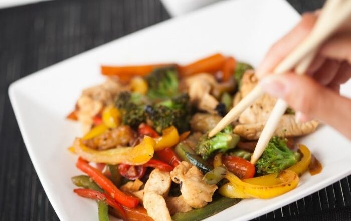 Assiette avec légumes, protéines et féculents séparés - méthode Métabolique Nutrition pour stabiliser la glycémie
