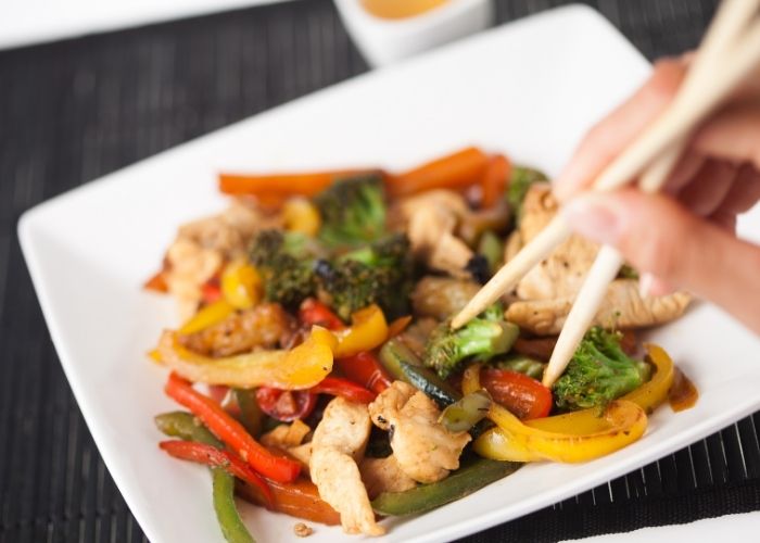 Assiette avec légumes, protéines et féculents séparés - méthode Métabolique Nutrition pour stabiliser la glycémie